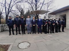 Taytak, Polis Memurlarına Karanfil Dağıttı