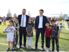 Rengârenk Uçurtmalar Sandıklı Semalarını Süsledi