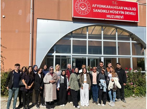 Sandıklı MYO Öğrencilerinden Huzurevine Ziyaret
