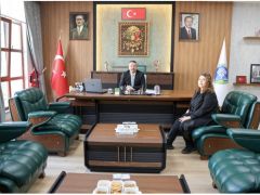 Huzurevi Müdüresi Jale Gözübenli Belediye Başkanı Adnan Öztaş’ı Makamında Ziyaret Etti