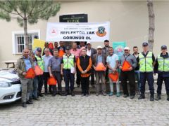 Sandıklı Ziraat Odasından Çiftçilerin traktörlerine reflektör hediye