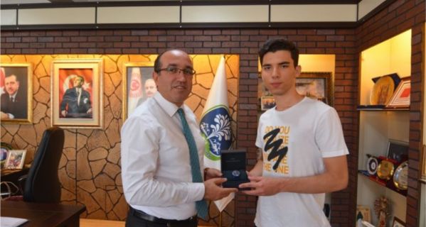 YKS Sandıklı Birincisi, Başkan Mustafa Çöl’ü Ziyaret Etti