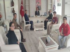 Bilgi Yarışması 1. si Öğrencilerden Kaymakam Mehmet Sülün’e Ziyaret