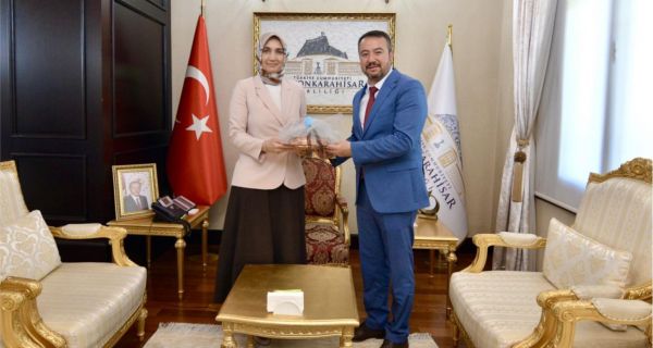 Sandıklı Belediye Başkanı Adnan Öztaş, Afyonkarahisar Valisi Doç. Dr. Kübra Güran Yiğitbaşı’nı Ziyaret Etti