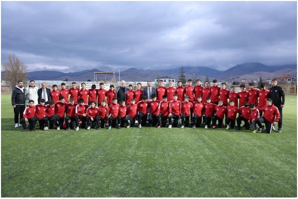 Belediye Başkanı Adnan Öztaş’tan Alt Yapı Sporcularına Destek